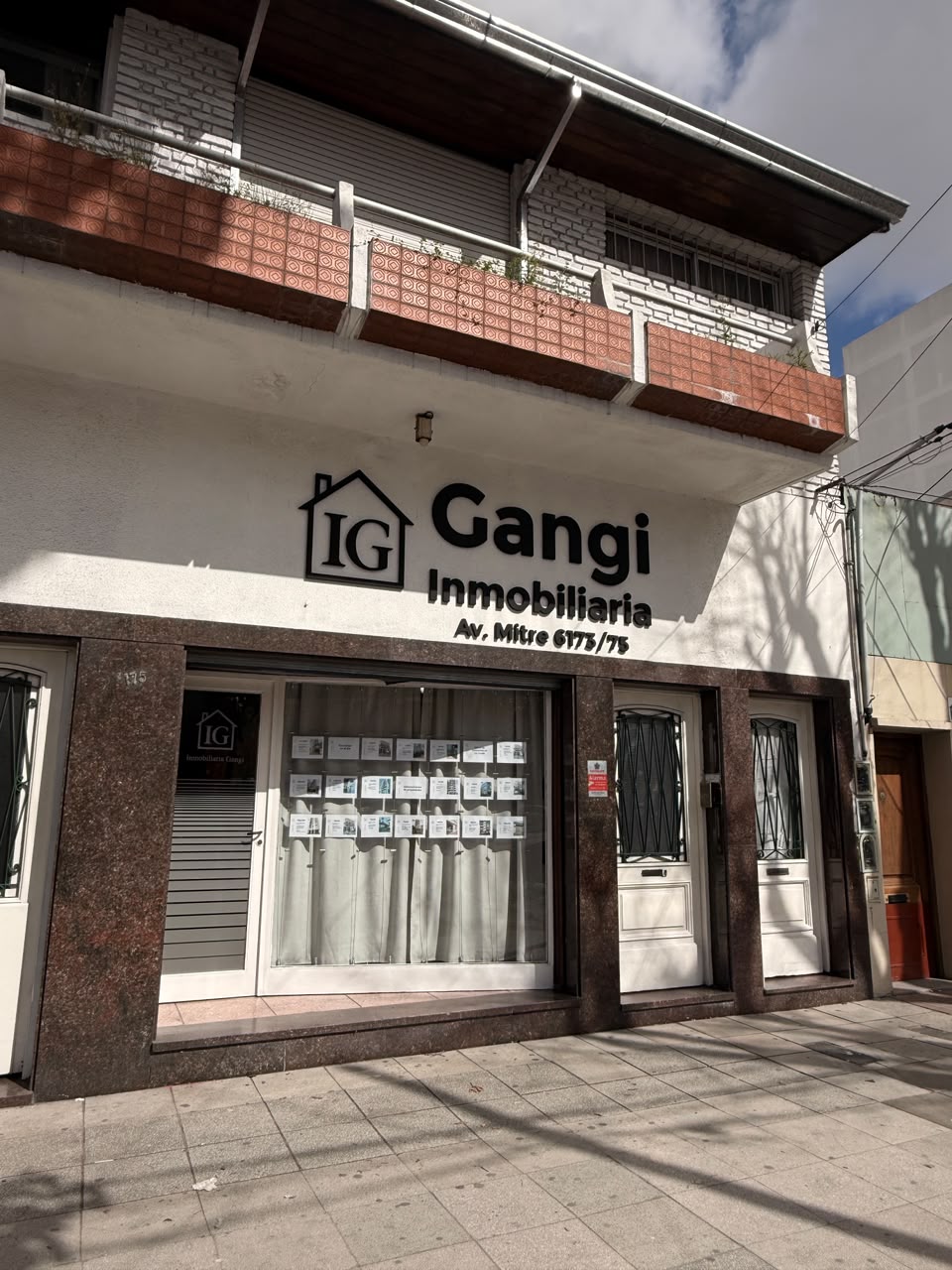 Frente de la oficina de Inmobiliaria Gangi en Av. Mitre 6173/75